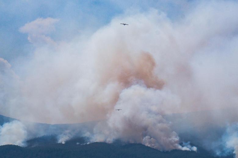 Dos hidroaviones luchan contra el incendio forestal que afecta a la isla de Tenerife en Güimar, uno de los municipios afectados.