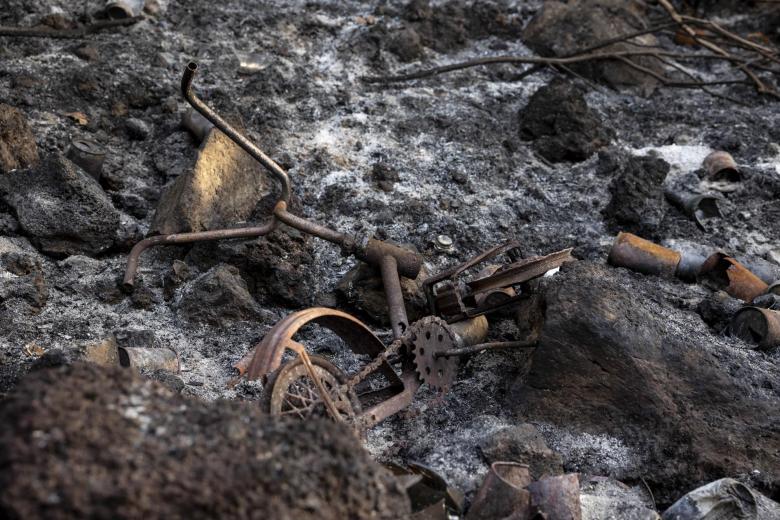 El dispositivo de extinción del incendio forestal declarado hace una semana en Tenerife pudo realizar durante la noche del martes 22 los trabajos previstos para contener el fuego. En la imagen, zonas afectadas en el municipio de Arafo.