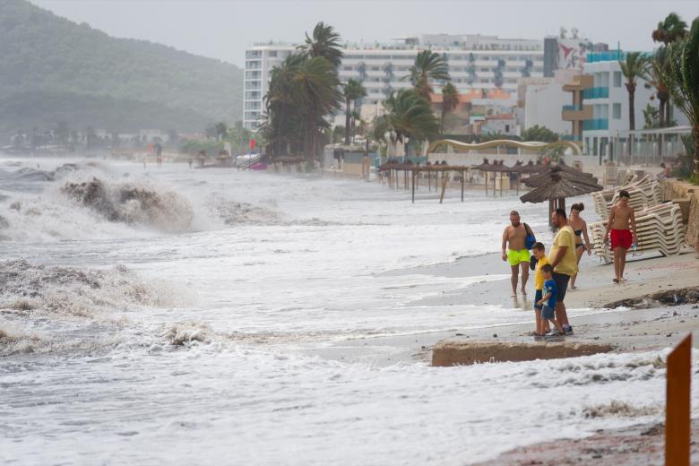 Algunos bañistas en la playa en Ibiza, Islas Baleares