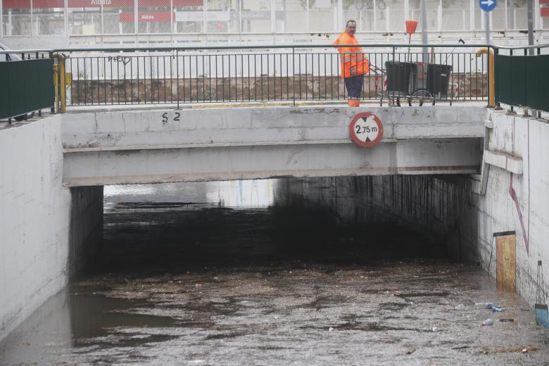 Vista de un túnel inundado el la localidad valenciana de Aldaya (Valencia) este domingo