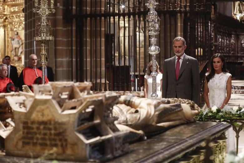 PAMPLONA, 08/09/2023.- Los reyes Felipe y Letizia visitan el Mausoleo Real de Carlos III y Leonor de Trastámara, de la catedral de Pamplona, con motivo de su asistencia a los actos oficiales de la conmemoración del 600 aniversario del Privilegio de la Unión, por el que los tres burgos de la ciudad se unieron en una sola entidad. EFE/Jesús Diges