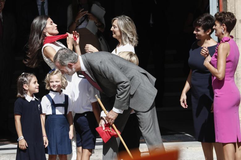 PAMPLONA, 08/09/2023.- Los reyes Felipe y Letizia visitan el Mausoleo Real de Carlos III y Leonor de Trastámara, de la catedral de Pamplona, con motivo de su asistencia a los actos oficiales de la conmemoración del 600 aniversario del Privilegio de la Unión, por el que los tres burgos de la ciudad se unieron en una sola entidad. EFE/Jesús Diges