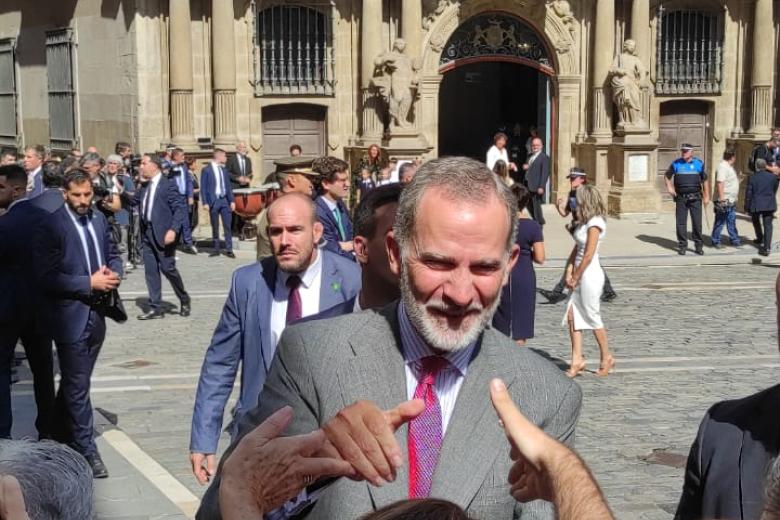 PAMPLONA, 08/09/2023.- Los reyes Felipe y Letizia entregan el bastón de mando a la alcaldesa de Pamplona ,Cristina Ibarrola (d),en presencia de la presidenta del Gobierno de Navarra, María Chivite (i), después de visitar el Ayuntamiento de Pamplona con motivo de su asistencia a los actos oficiales de la conmemoración del 600 aniversario del Privilegio de la Unión, por el que los tres burgos de la ciudad se unieron en una sola entidad. EFE/Jesús Diges