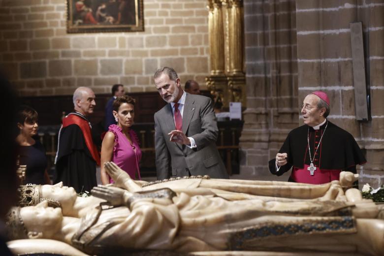 PAMPLONA, 08/09/2023.- Los reyes Felipe y Letizia entregan el bastón de mando a la alcaldesa de Pamplona ,Cristina Ibarrola (d),en presencia de la presidenta del Gobierno de Navarra, María Chivite (i), después de visitar el Ayuntamiento de Pamplona con motivo de su asistencia a los actos oficiales de la conmemoración del 600 aniversario del Privilegio de la Unión, por el que los tres burgos de la ciudad se unieron en una sola entidad. EFE/Jesús Diges