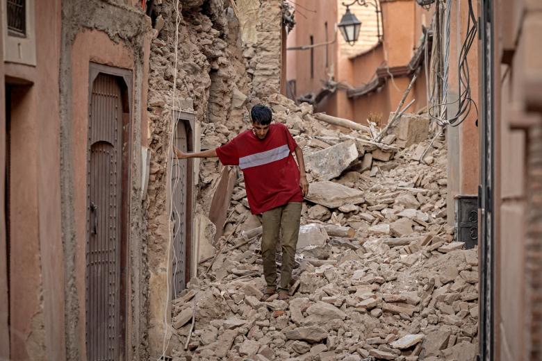 Un hombre trata de caminar por una calle llena de escombros en Marrakech.