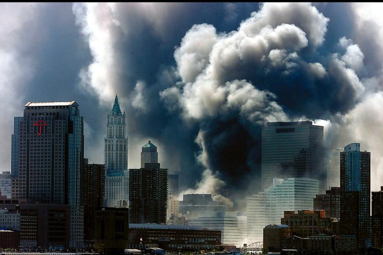 La torre norte del World Trade Center de vino abajo 25 minutos después que su gemela. La nube de humo que provocó el derrumbe de los dos rascacielos fue captado por algunos satélites.