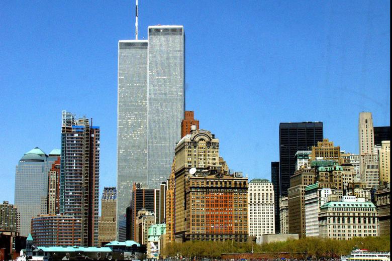 El World Trade Center de Nueva York estaba formado por dos imponentes rascacielos llamados las Torres Gemelas. Cada una de ellas tenía 110 pisos, aunque mientras que la sur ascendía hasta los 415 metros de altura, la norte se levantaba dos metros más que su gemela.