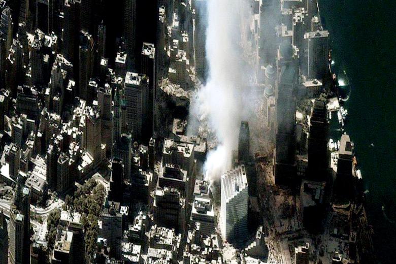 El humo de las Torres Gemelas visto por una cámara aérea.