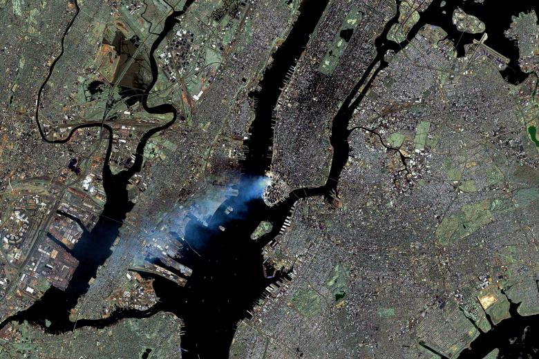 Una imagen del humo de las Torres Gemelas tomada por un satélite.