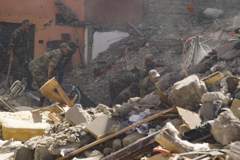 Efectivos del ejército buscan supervivientes entre los escombros de edificios derruidos en la población de Amizmiz, situada a unos 30 kilómetros del epicentro del terremoto, en las faldas del Atlas