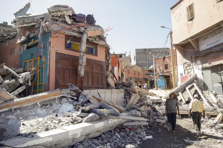 Las calles de Amizmiz, situada a unos 30 kilómetros del epicentro del terremoto, en las faldas del Atlas, llena de cascotes y escombros de edificios derruidos tras el terremoto que sacudió el suroeste del país la pasada madrugada