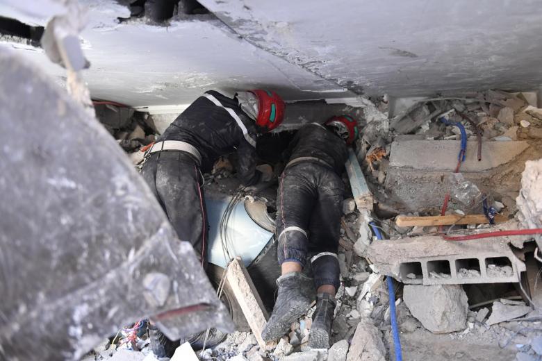 Rescatistas participando en una labor de rescate en un edificio dañado tras el terremoto de Marruecos