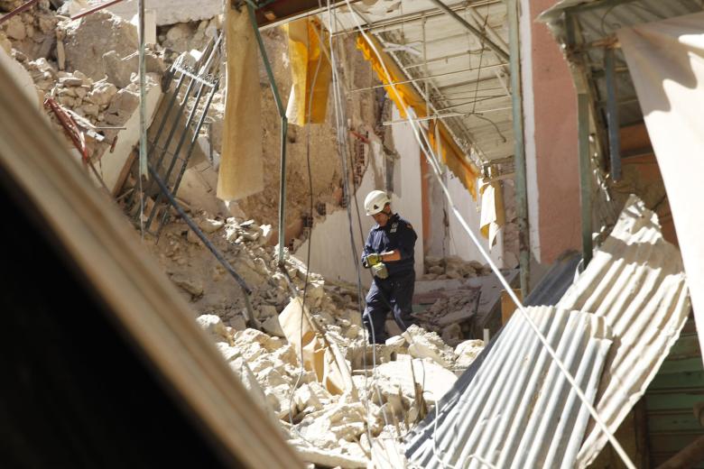 Un miembro español de Bomberos Unidos sin Fronteras inspecciona las ruinas de un edificio en la localidad de Mulay Ibrahim, a 55 kilómetros al sur de Marrakech y cerca del epicentro del terremoto ocurrido el pasado viernes que afectó a varias provincias del sur del país