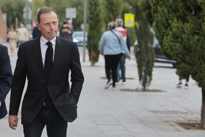 El exfutbolista Emilio Butragueño llega a la capilla ardiente