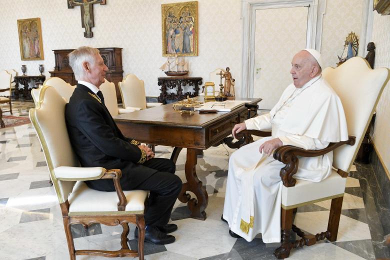 Vatican City (Vatican City State (holy See)), 18/09/2023.- A handout picture provided by the Vatican Media shows Pope Francis (R) talks with new Russian Ambassador to the Holy See Ivan Soltanovsky (R), as he presents his credential letters, in Vatican City, 18 September 2023. (Papa, Santa Sede, Rusia) EFE/EPA/VATICAN MEDIA HANDOUT HANDOUT EDITORIAL USE ONLY/NO SALES