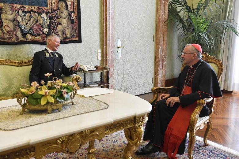 Vatican City (Vatican City State (holy See)), 18/09/2023.- A handout picture provided by the Vatican Media shows Cardinal Pietro Parolin (R) talks with the new Russian Embassador to the Holy See Ivan Soltanovsky (L), in Vatican City, 18 September 2023. (Cardenal, Santa Sede, Rusia) EFE/EPA/VATICAN MEDIA HANDOUT HANDOUT EDITORIAL USE ONLY/NO SALES