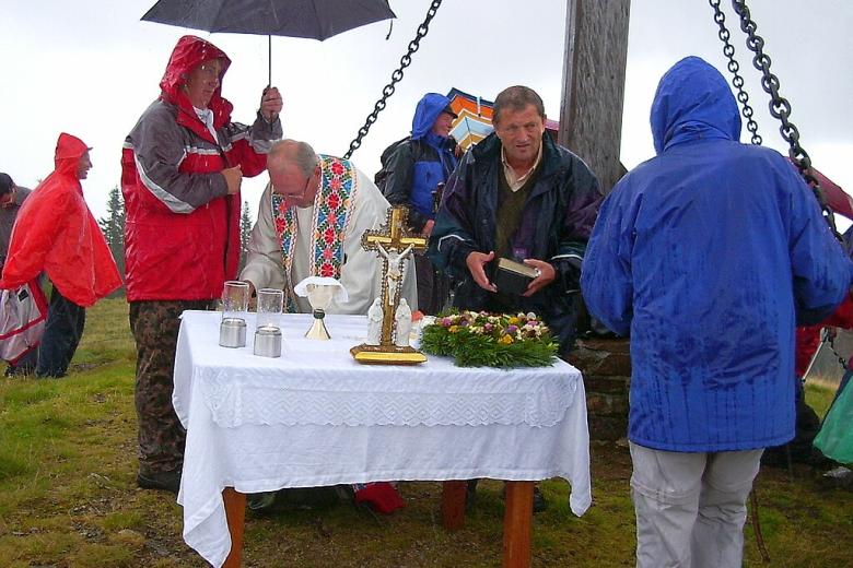 “La sinodalidad, como elemento constitutivo de la Iglesia, nos ofrece el marco interpretativo más adecuado para comprender el ministerio jerárquico mismo. Si entendemos, como dice San Juan Crisóstomo, que 'Iglesia y Sínodo son sinónimos', en la medida en que la Iglesia no es otra cosa que el 'caminar juntos' del rebaño de Dios por los caminos de la historia hacia el encuentro con Cristo Señor, entonces también comprendemos que, dentro de la Iglesia, nadie puede ser "elevado" por encima de los demás. Al contrario, en la Iglesia es necesario que cada uno se 'rebaje' para servir a nuestros hermanos en el camino. “En una Iglesia sinodal, el Sínodo de los Obispos es sólo la manifestación más evidente de un dinamismo de comunión que inspira todas las decisiones eclesiales”. 29 de noviembre de 2019: Discurso a la Comisión Teológica Internacional “En los últimos cinco años usted ha producido dos textos relevantes. El primero ofrece una clarificación teológica sobre la sinodalidad en la vida y misión de la Iglesia. “Habéis mostrado cómo la práctica de la sinodalidad, tradicional pero siempre renovada, es la realización, en la historia del Pueblo de Dios en su camino, de la Iglesia como misterio de comunión, a imagen de la comunión trinitaria. Como saben, este tema es muy cercano a mi corazón... “Y por eso os agradezco vuestro documento, porque hoy se piensa que la sinodalidad es tomarse de la mano y emprender un camino, celebrar con los jóvenes o hacer una encuesta de opinión: '¿Qué piensas de la ¿Sacerdocio para mujeres? Eso es principalmente lo que se hace, ¿no? La sinodalidad es un camino eclesial que tiene un alma, que es el Espíritu Santo. Sin el Espíritu Santo no hay sinodalidad”. 18 de septiembre de 2021: Discurso a los fieles de la Diócesis de Roma “La sinodalidad no es un capítulo de un libro de texto de eclesiología, y mucho menos una moda pasajera o un eslogan que se pueda barajar en nuestras reuniones. La sinodalidad es una expresión de la naturaleza de la Iglesia, su forma, estilo y misión. Podemos hablar de la Iglesia como "sinodal", sin reducir esa palabra a otra descripción o definición más de la Iglesia. Digo esto no como una opinión teológica ni siquiera como mi propio pensamiento, sino basándome en lo que puede considerarse el primer y más importante 'manual' de eclesiología: los Hechos de los Apóstoles”.