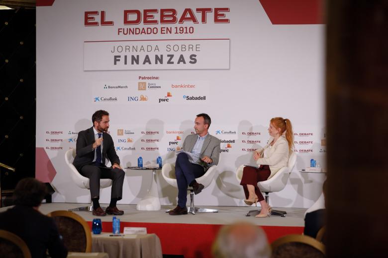 Teodoro García Egea, José María Rubio y Lorena Pérez, durante la mesa redonda sobre la digitalización de las entidades financieras