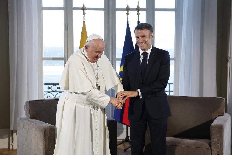 El Papa le estrecha la mano al presidente francés Emmanuel Macron durante su reunión en el Palais du Pharo