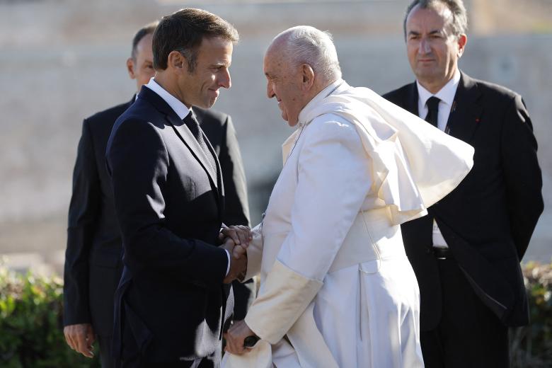 El presidente francés Emmanuel Macron saluda al Papa Francisco en el Pharo Palais de Marsella