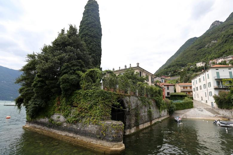 Desde que compró Villa Oleandra, George Clooney ha pasado allí la mayor parte de sus veranos. En 2004 compró la adyacente Villa Margherita por 8 millones de euros y la unió mediante un puente