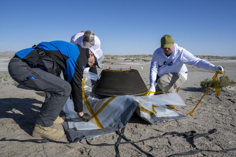 Miembros de Lockheed Martin, socia de la NASA en la misión, preparan la cápsula para su traslado a una instalación especial del Campo de Pruebas y Entrenamiento de Utah