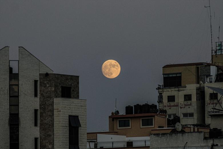 La luna llena sobre la ciudad palestina de Gaza