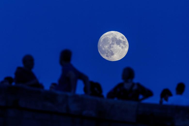 La primera luna llena del otoño, conocida en Amarica del Norte como " Luna de la Cosecha " se asoma en Zaragoza sobre el Puente de Piedra