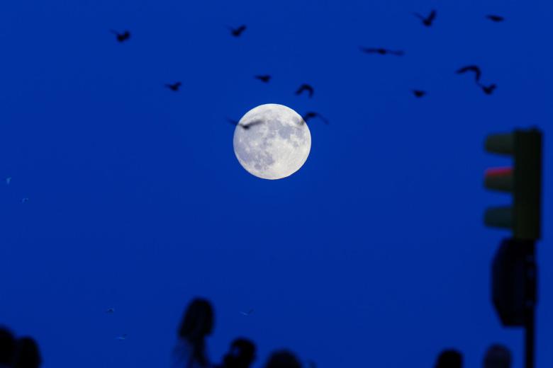 La luna sobre la capital aragonesa