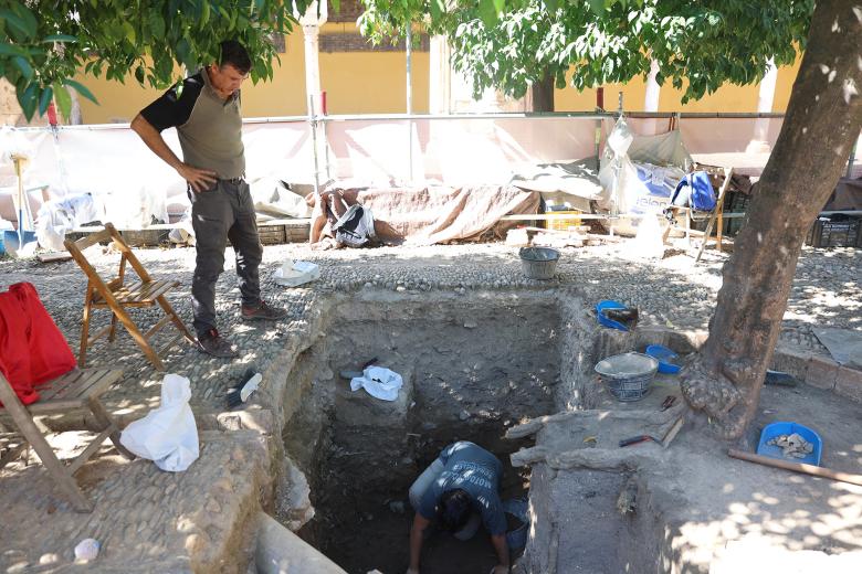 Excavación arqueología patio de los naranjos alumnos practicas catedral