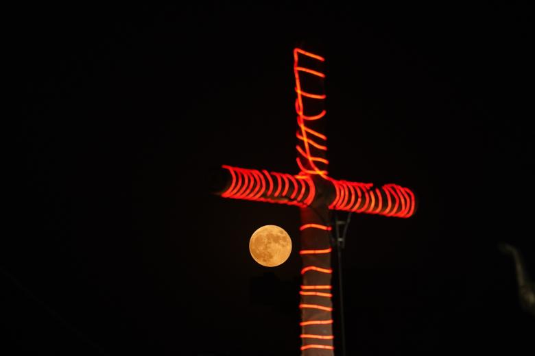 La luna tras una cruz en la iglesia de Santa María al-Tahira, Irak