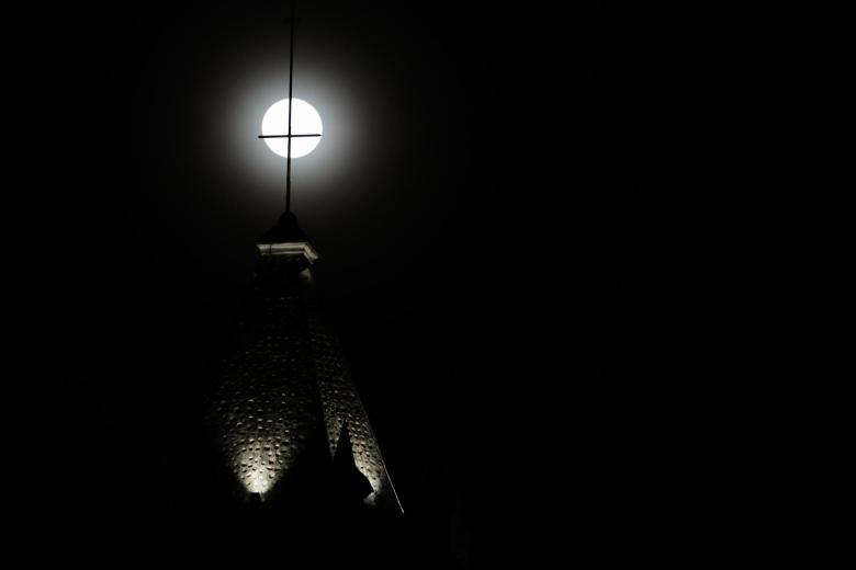 Detalle de una cruz de la iglesia Catedral durante la superluna azul, este viernes en ciudad de Panamá