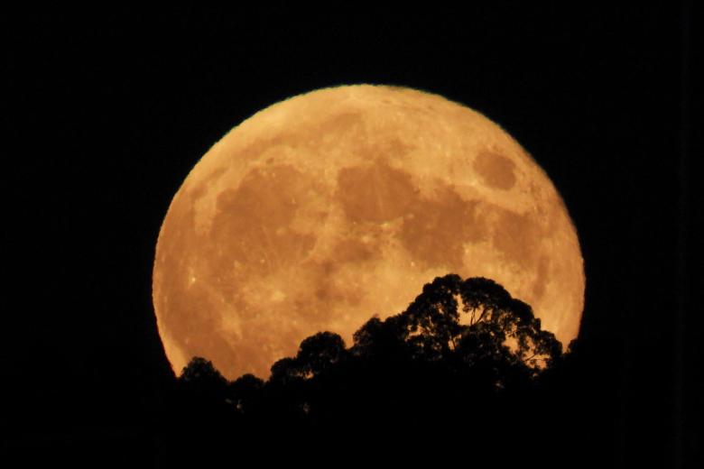 La luna llena la pasada noche sobre Sangenjo