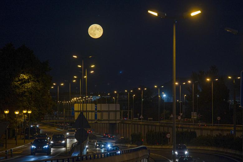 Vista sobre Logroño de la última superluna del 2023, la luna llena del otoño, que recibe el nombre de luna de la cosecha y podemos disfrutarla en pleno Veranillo de San Miguel