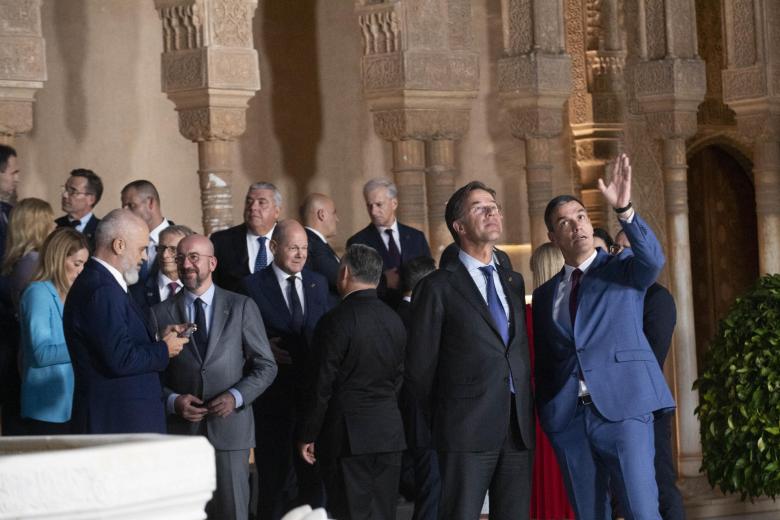 El presidente del Gobierno en funciones, Pedro Sánchez (d), conversa con el primer ministro holandés, Mark Rutte (c), durante la III Cumbre de la Comunidad Política Europea