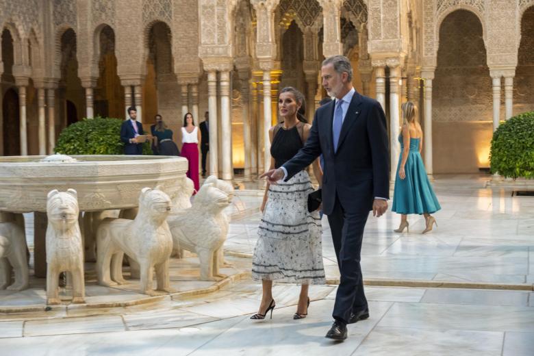 Los Reyes de España, Felipe (d) y Letizia (i), reciben a los mandatarios europeos