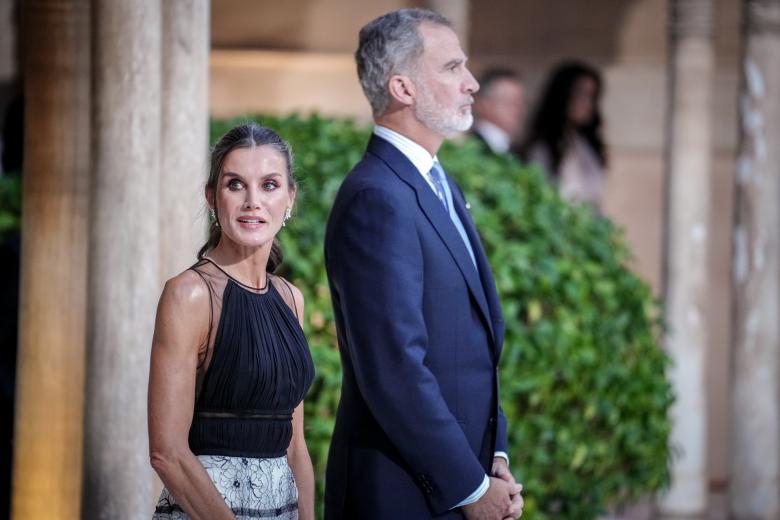 Doña Letizia optó por un top de gasa que resaltaba sus brazos tonificados