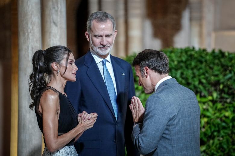 Emmanuel Macron, presidente francés, llegó una hora tarde con el consecuente enfado de la organización