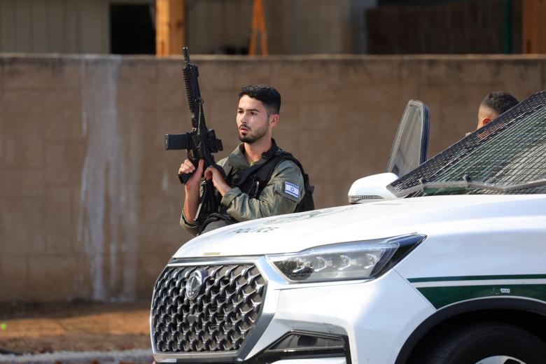 Un miembro de la policía israelí espera instrucciones ante el ataque de Hamás