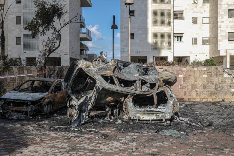 Además, milicianos palestinos armados de Hamás se han infiltrado en territorio israelí, en la ciudad de Sderot, donde han salido en una camioneta disparando hacia todas partes.