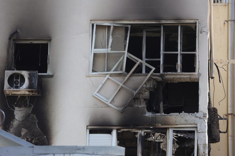 Un edificio residencial dañado en Tel Aviv por los cohetes palestinos.