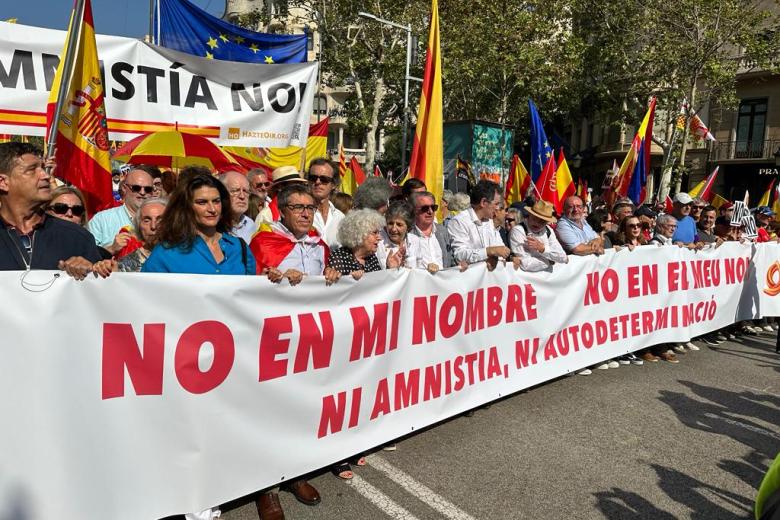 La cabecera de la manifestación de Sociedad Civil Catalana lleva una pancarta con el lema 'No en mi nombre. Ni amnistía, ni autodeterminación'