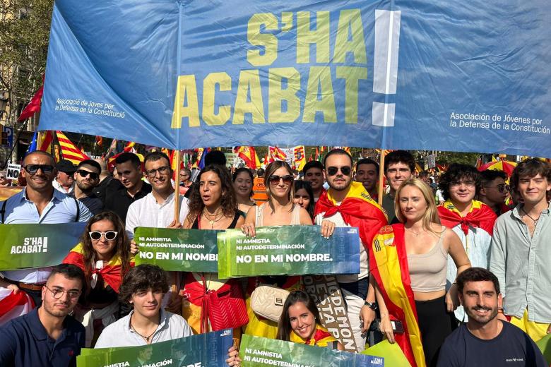 La manifestación ha congregado a ciudadanos, políticos y diferentes plataformas como S'ha acabat