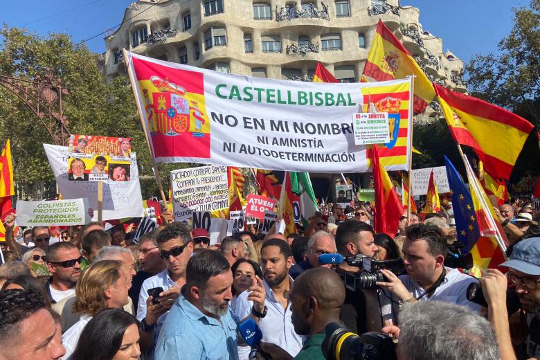 La manifestación ha congregado a ciudadanos, políticos y diferentes plataformas como S'ha acabat