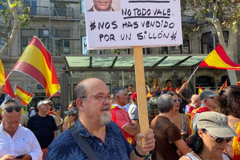 Otros ciudadanos han portado carteles con la imagen del presidente en funciones y frases que le acompañan como: '¡Sánchez, mentiroso!'.