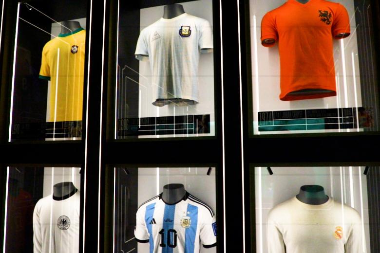 En un lugar del museo hay camisetas de gran valor: Pelé, Maradona, Cruyff, Muller, Messi y Di Stéfano