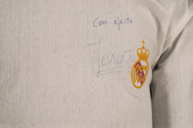 Camiseta del Real Madrid de Juanito, el recordado futbolista, firmada por él