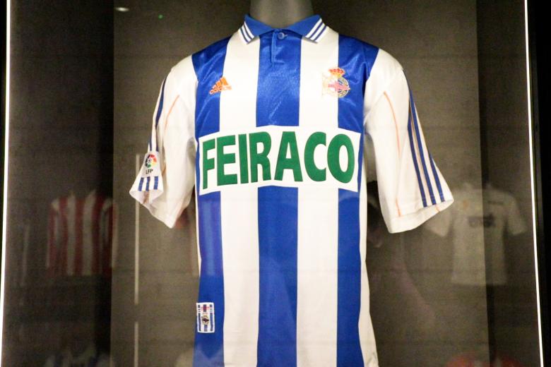 La camiseta que se puso Donato el día en el que el Deportivo de La Coruña ganó su única Liga en el año 2000