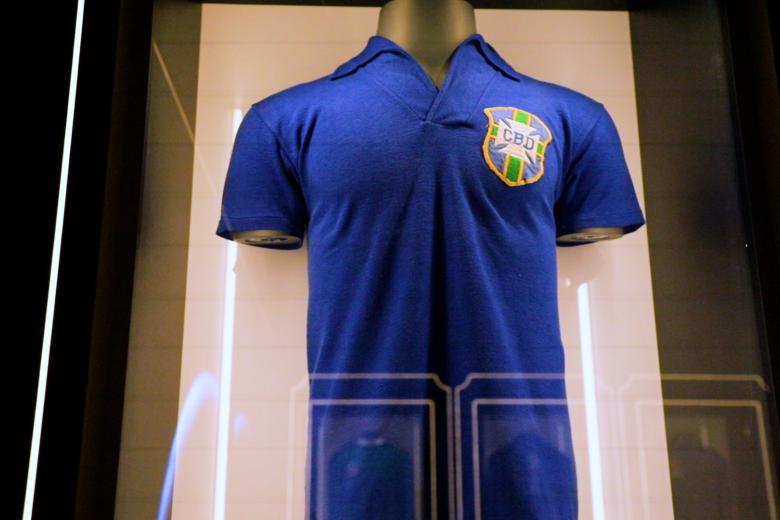 Pelé, uno de los grandes en la historia del fútbol, está muy presente en el Museo con varias camisetas