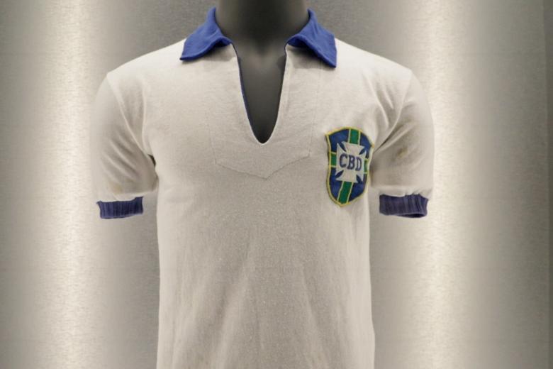 Hubo un tiempo en el que Brasil jugó de blanco. Dejó de hacerlo tras el histórico 'maracanazo' en 1950, partido al que corresponde esta camiseta